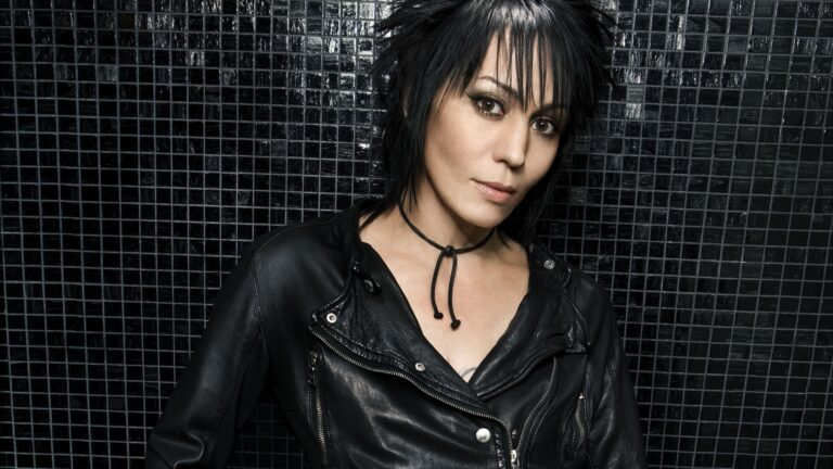 What’s The Deal With Joan Jett? Is She A Lesbian? Let’s Put An End To The Enigma Of The Past!